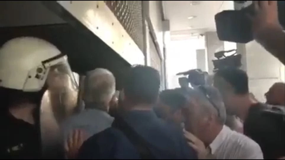 Επεισόδια στη συγκέντρωση της ΠΟΕΔΗΝ στο υπουργείο Οικονομικών (βίντεο)